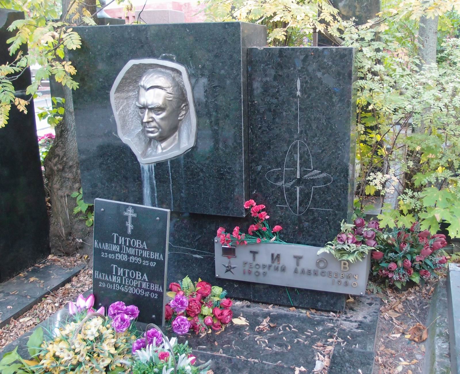 Памятник на могиле Титова Г.А. (1909–1980), ск. А.Елецкий, арх. С.Григорьев, на Новодевичьем кладбище (9–6–3).