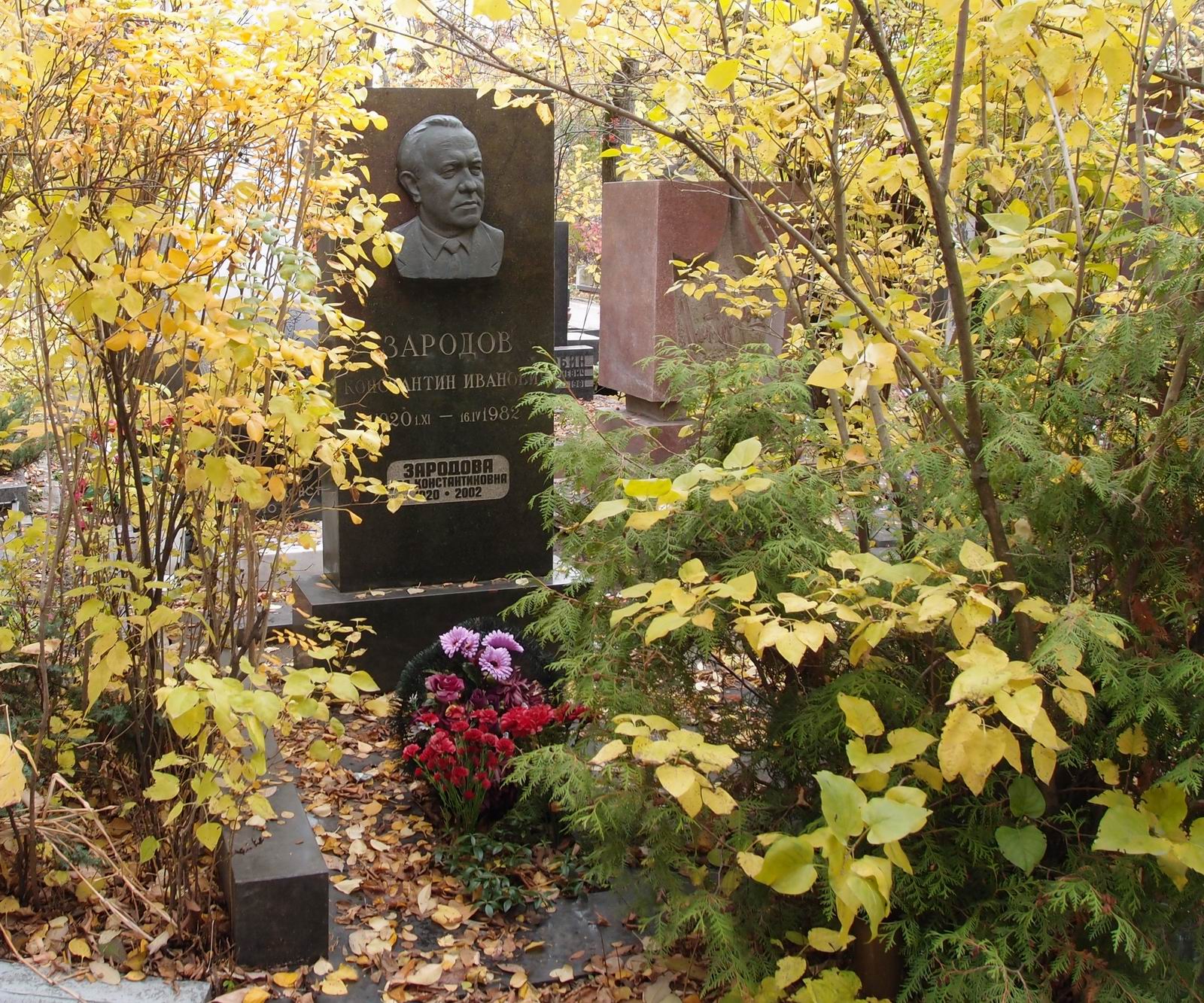 Памятник на могиле Зародова К.И. (1920–1982), на Новодевичьем кладбище (9–9–4).