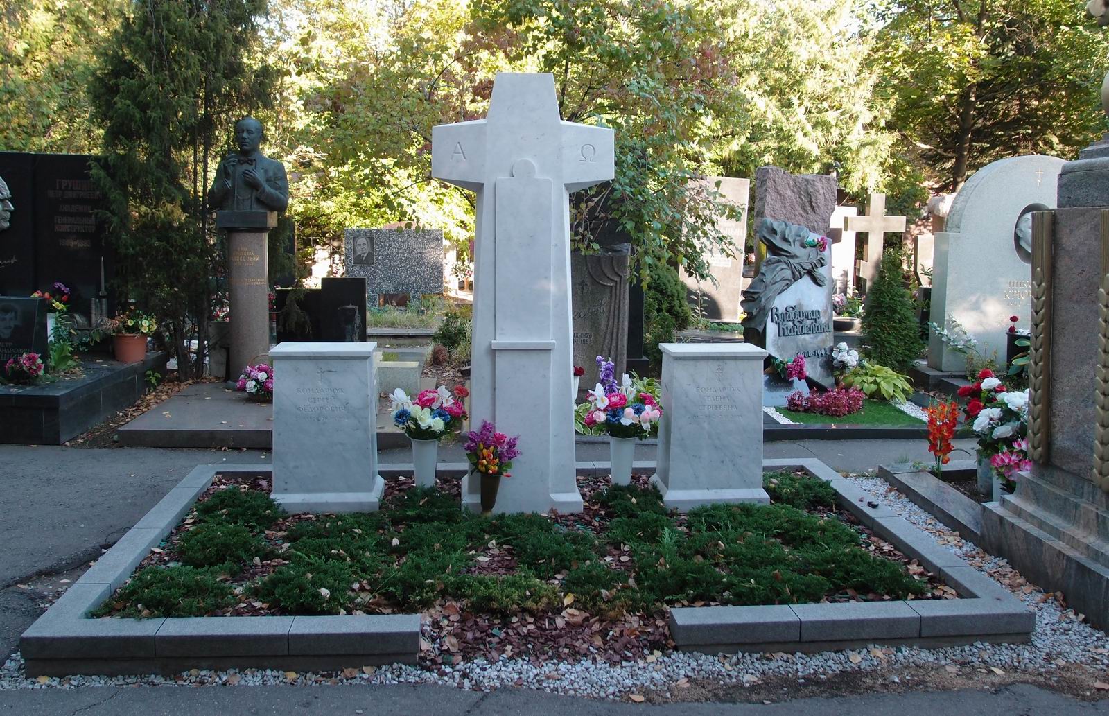 Памятник на могиле Бондарчука С.Ф. (1920–1994), на Новодевичьем кладбище (10–9–1). Нажмите левую кнопку мыши чтобы увидеть вариант до 2009.