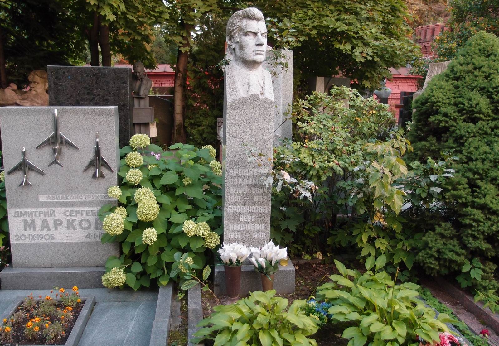 Памятник на могиле Бровикова В.И. (1931–1992), ск. Д.Поляков, на Новодевичьем кладбище (10–6–16).