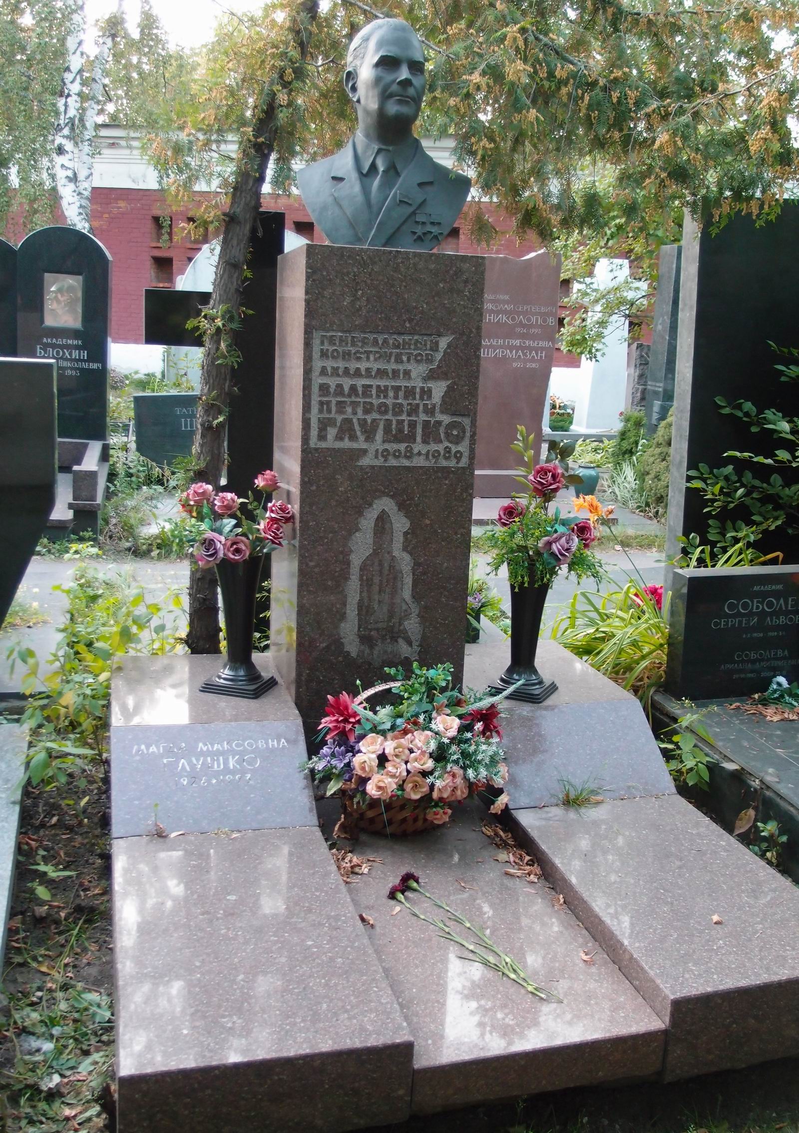 Памятник на могиле Глушко В.П. (1908–1989), ск. А.Ковалёв, на Новодевичьем кладбище (10–5–10).