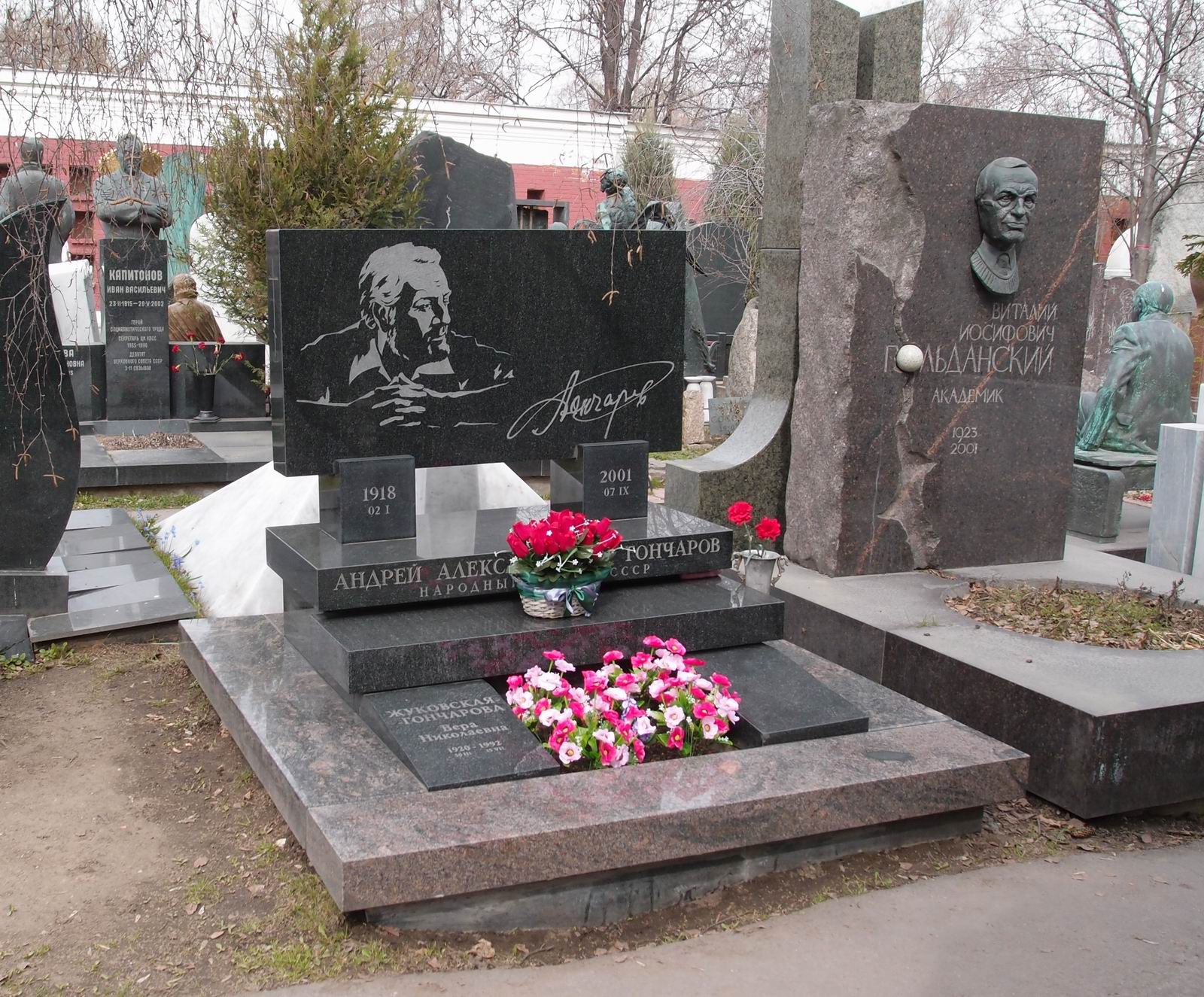Памятник на могиле Гончарова А.А. (1918–2001), худ. А.Ованесян, арх. Е.Копелиович, на Новодевичьем кладбище (10–5–20).
