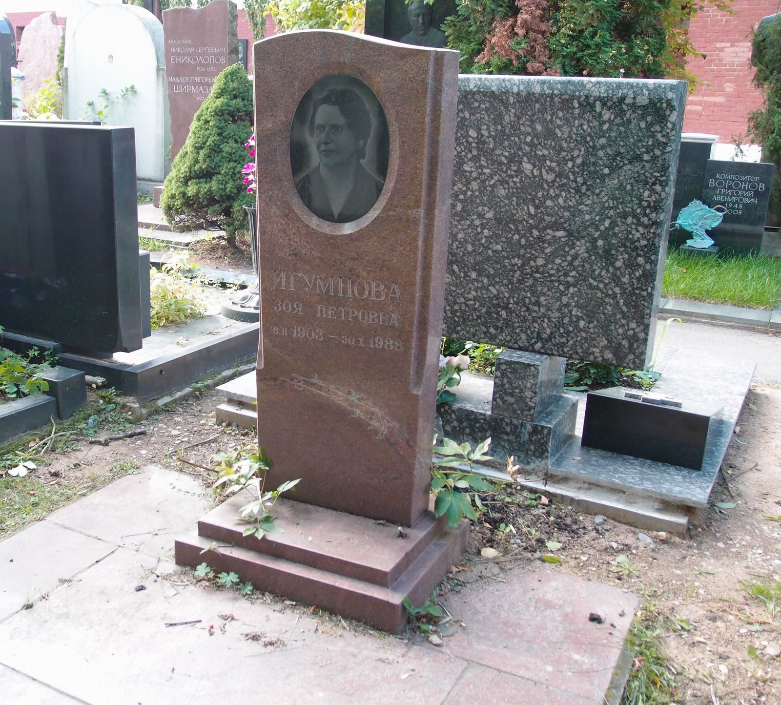 Памятник на могиле Игумновой З.П. (1903–1988), на Новодевичьем кладбище (10–5–7).
