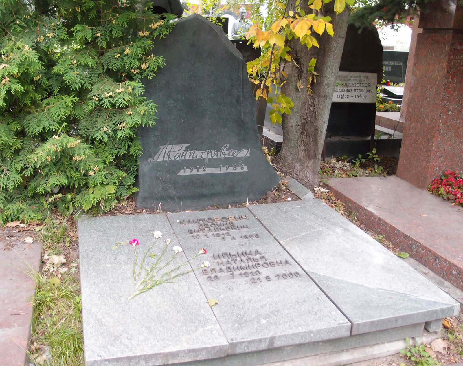 Памятник на могиле Канторовича Л.В. (1912–1986), по эскизу В.Канторовича, на Новодевичьем кладбище (10–3–15).