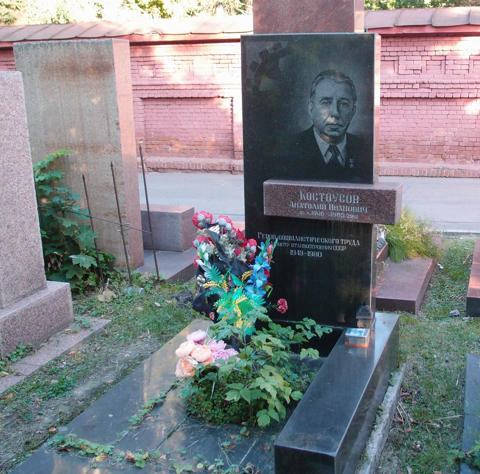 Памятник на могиле Костоусова А.И. (1906–1985), на Новодевичьем кладбище (10–2–18).