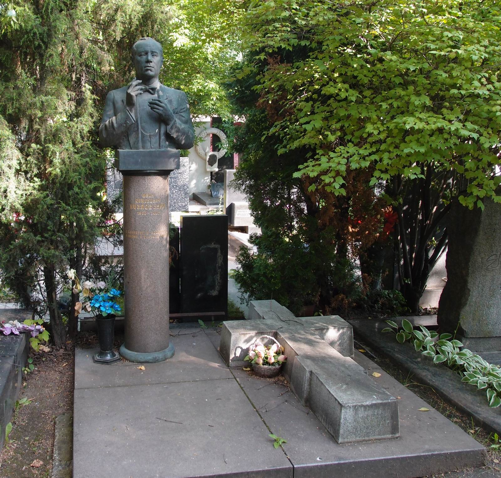 Памятник на могиле Козловского И.С. (1900–1993), ск. Ю.Орехов, на Новодевичьем кладбище (10–8–5).
