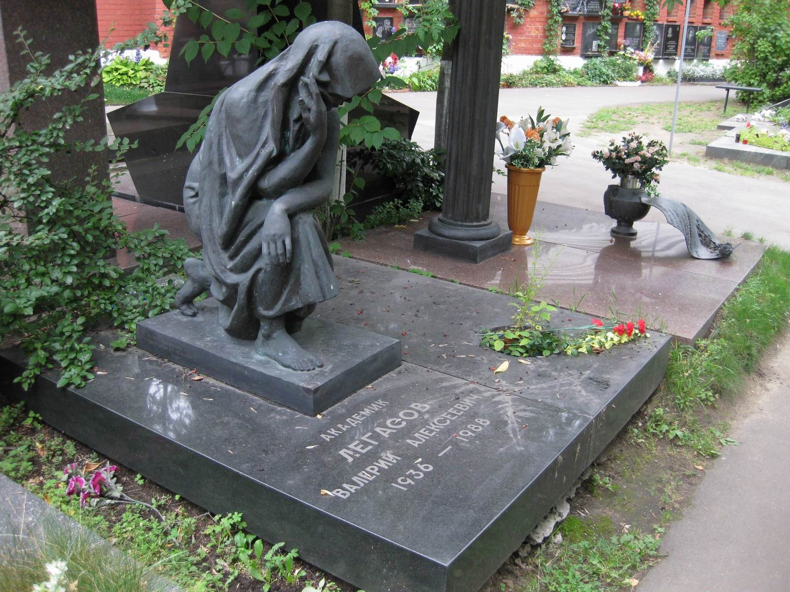Памятник на могиле Легасова В.А. (1936–1988), ск. Н.Селиванов, на Новодевичьем кладбище (10–5–2).