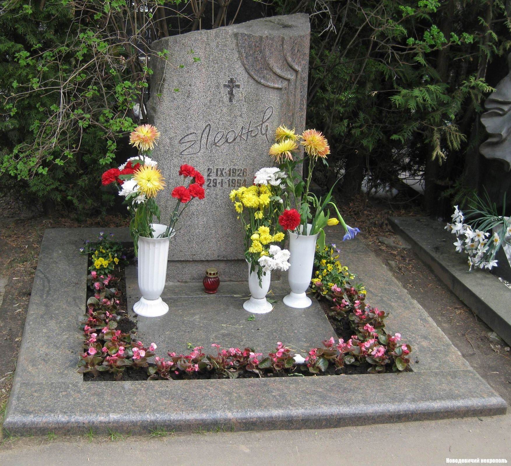 Памятник на могиле Леонова Е.П. (1926–1994), худ. К.Рябинина, на Новодевичьем кладбище (10–8–6).