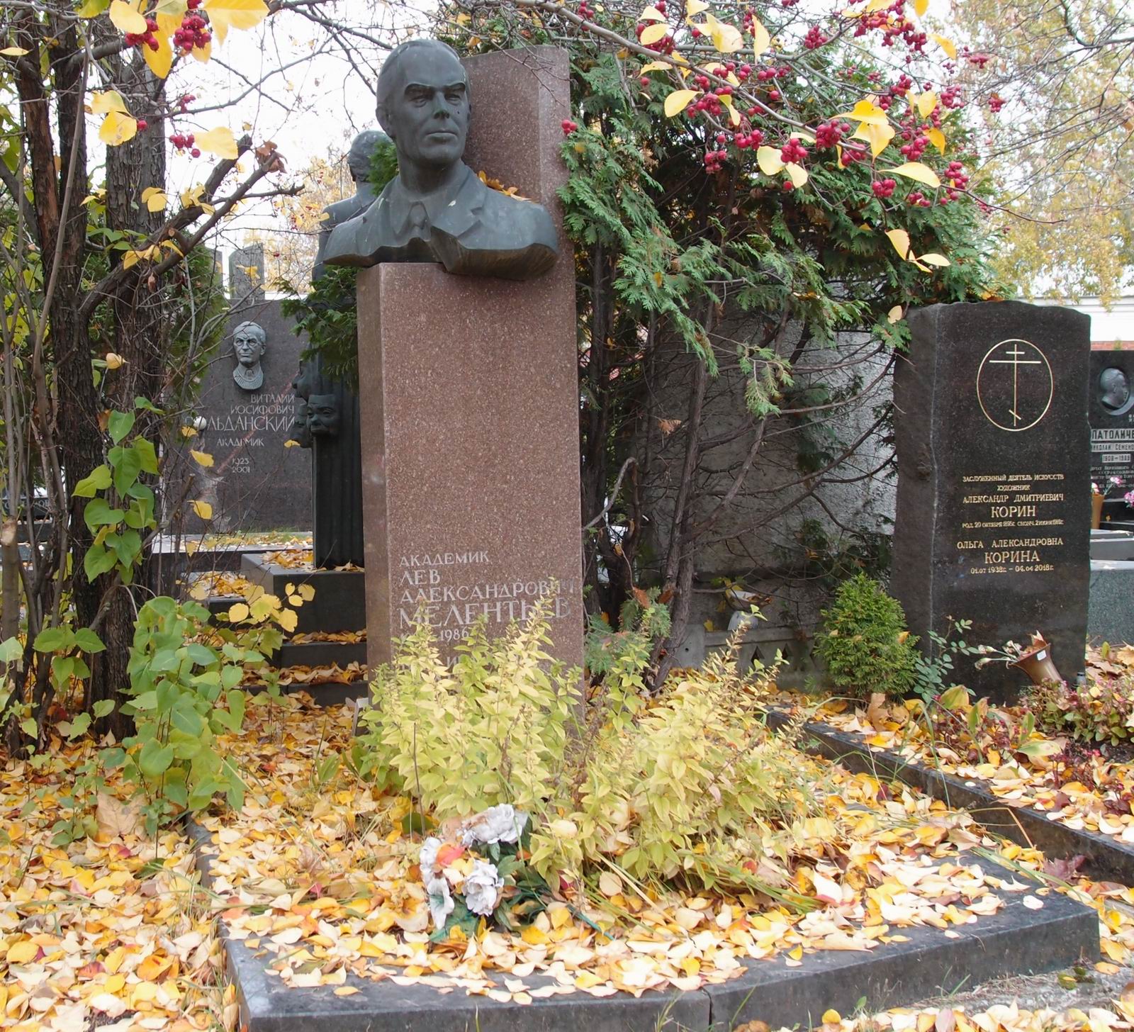 Памятник на могиле Мелентьева Л.А. (1908–1986), ск. В.Герасимов, на Новодевичьем кладбище (10–3–19).