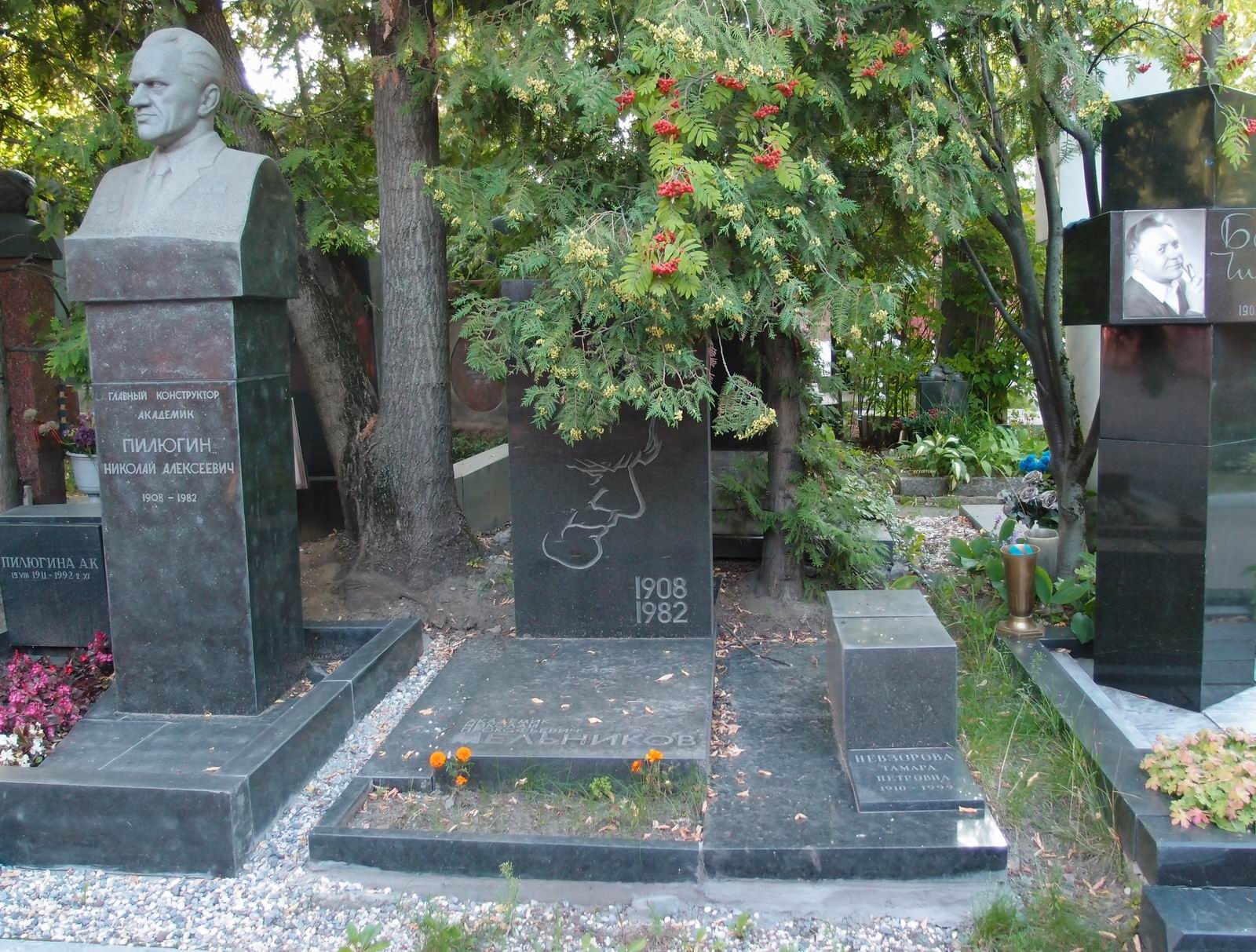 Памятник на могиле Мельникова Н.П. (1908–1982), на Новодевичьем кладбище (10–1–2).