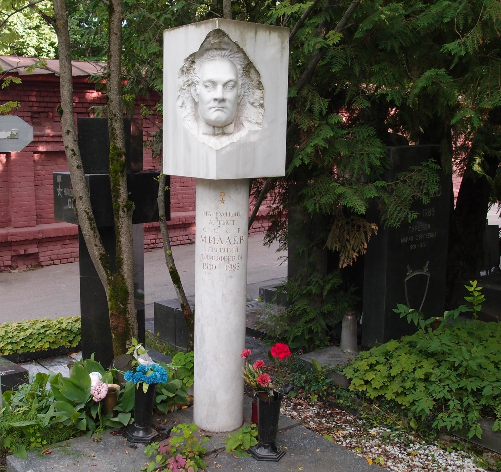 Памятник на могиле Милаева Е.Т. (1910–1983), ск. Ю.Орехов, на Новодевичьем кладбище (10–2–1).