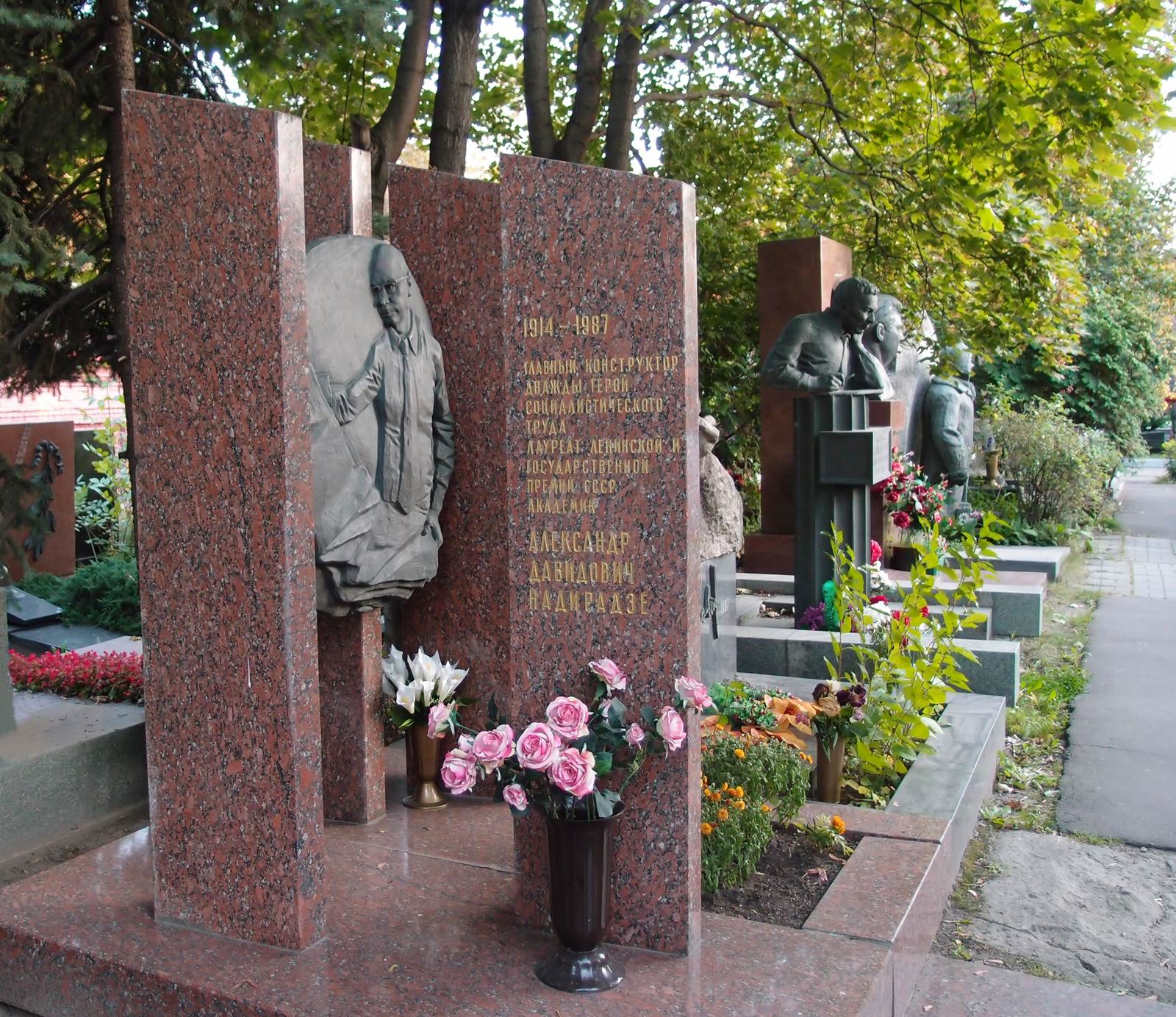 Памятник на могиле Надирадзе А.Д. (1914–1987), ск. М.Смирнов, арх. В.Гапеев, на Новодевичьем кладбище (10–4–13). Нажмите левую кнопку мыши чтобы увидеть фрагмент памятника.