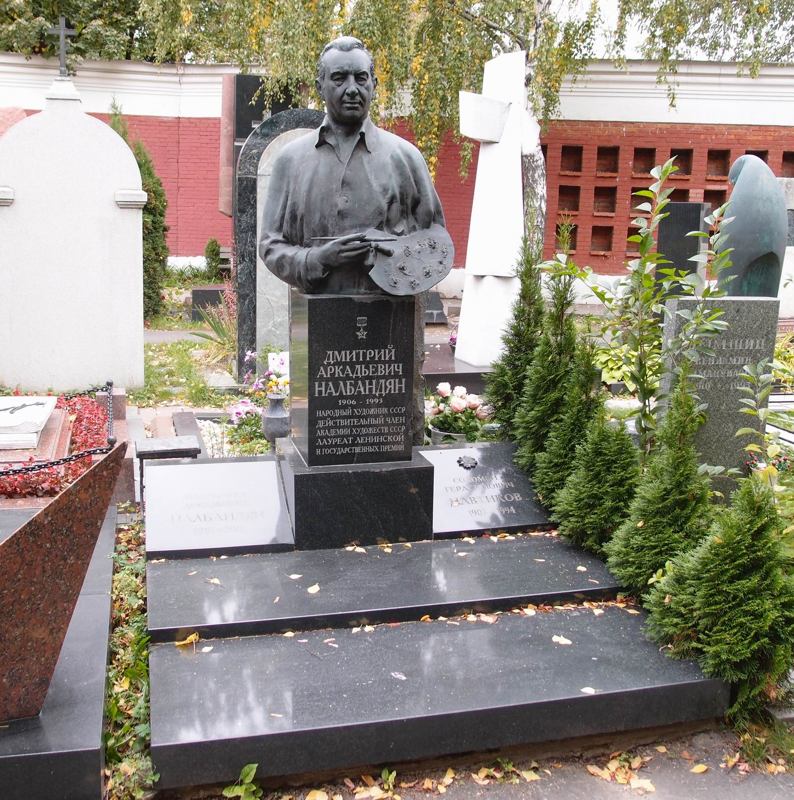 Памятник на могиле Налбандяна Д.А. (1906–1993), ск. Ю.Орехов, на Новодевичьем кладбище (10–7–12).
