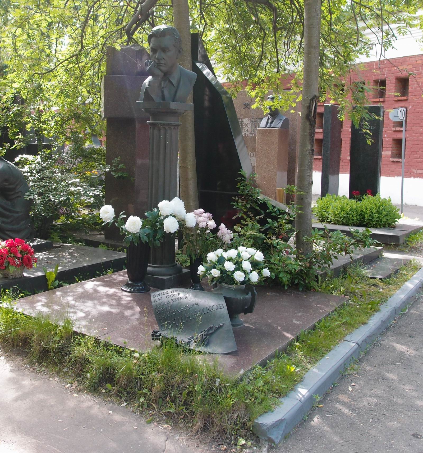 Памятник на могиле Овчинникова Ю.А. (1934–1988), ск. Ю.Орехов, на Новодевичьем кладбище (10–5–1).