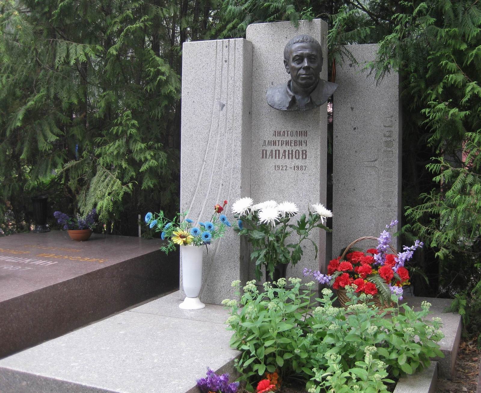 Памятник на могиле Папанова А.Д. (1922–1987), ск. Д.Народницкий, арх. Ю.Воскресенский, на Новодевичьем кладбище (10–4–11).