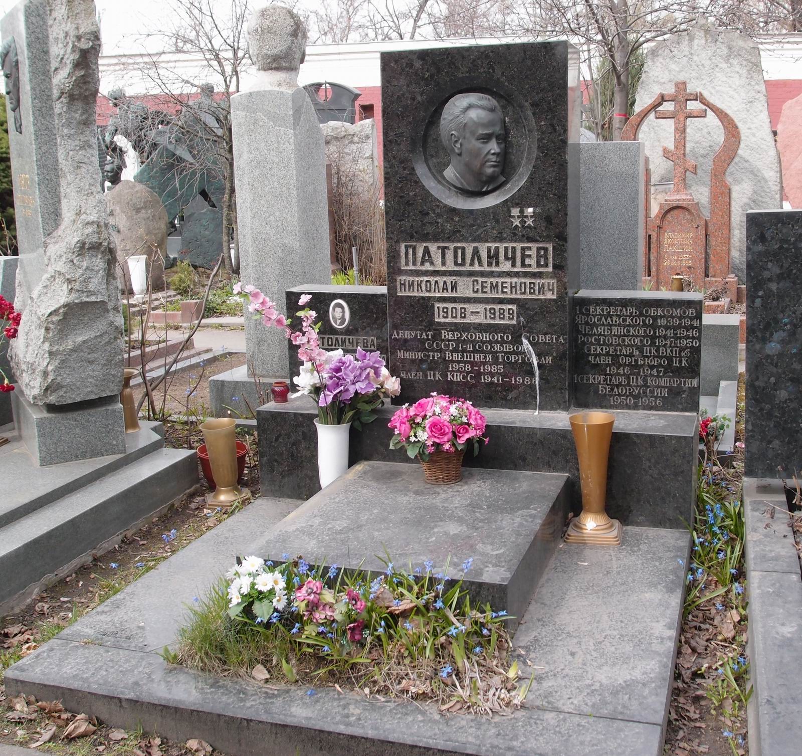 Памятник на могиле Патоличева Н.С. (1908–1989), на Новодевичьем кладбище (10–5–15).