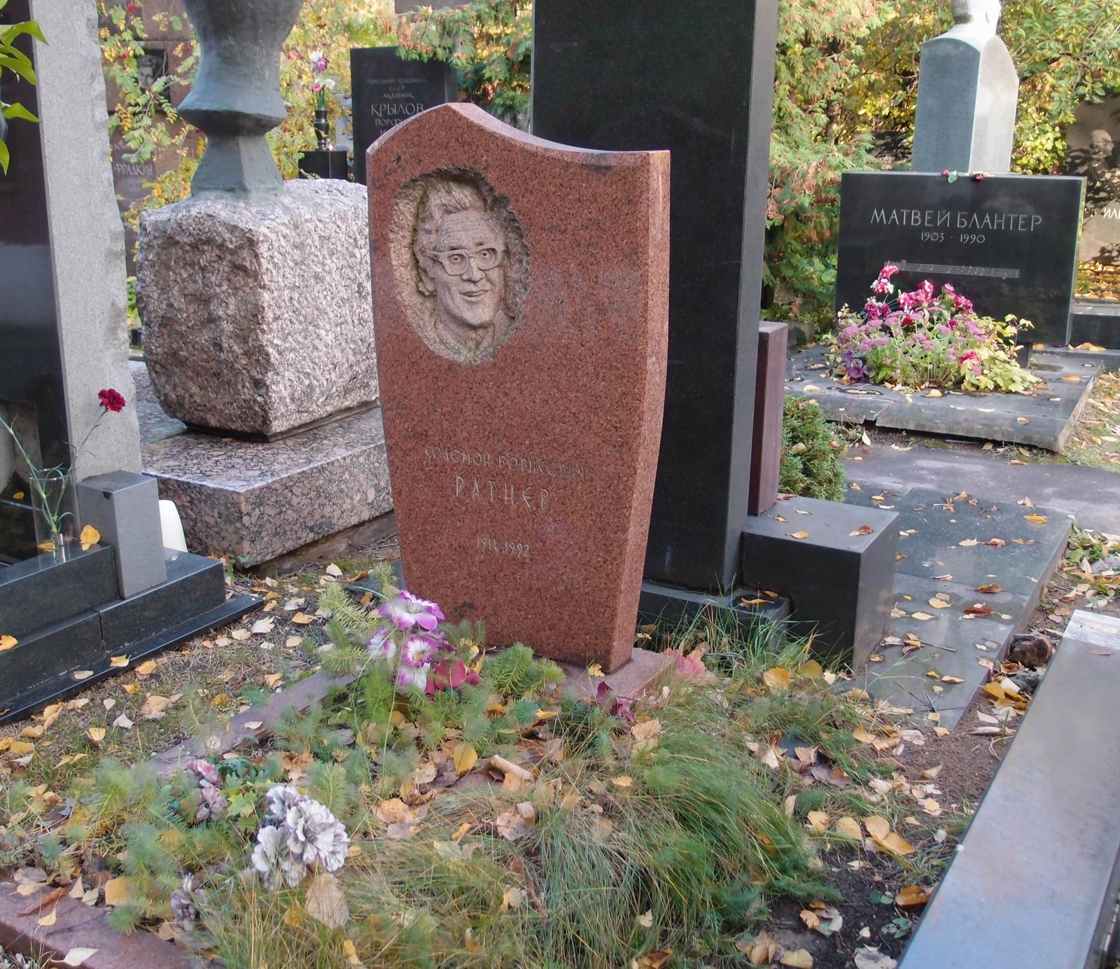 Памятник на могиле Ратнера С.Б. (1914–1992), ск. Steve Lester, на Новодевичьем кладбище (10–8–3).