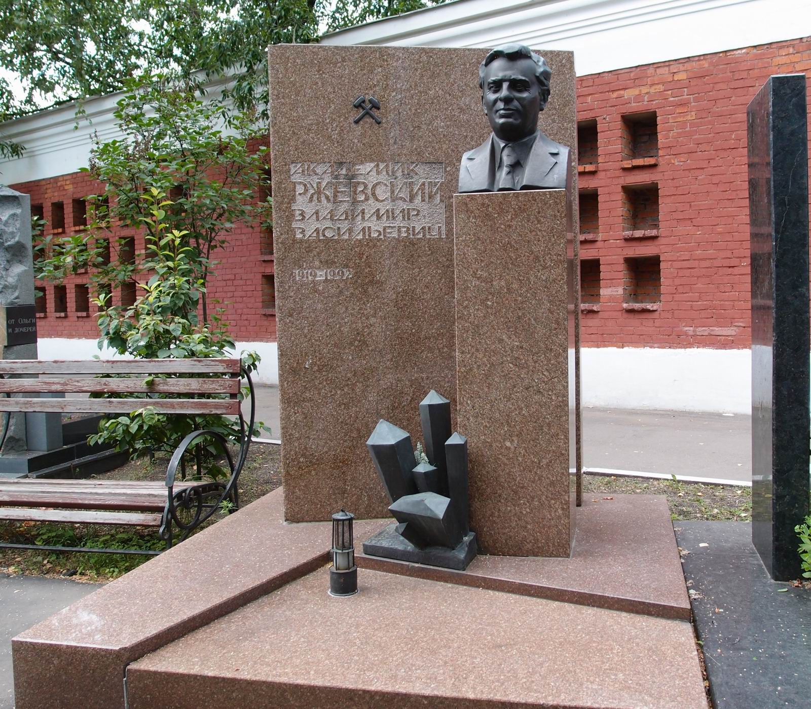 Памятник на могиле Ржевского В.В. (1919–1992), ск. Б.Дюжев, на Новодевичьем кладбище (10–7–2).