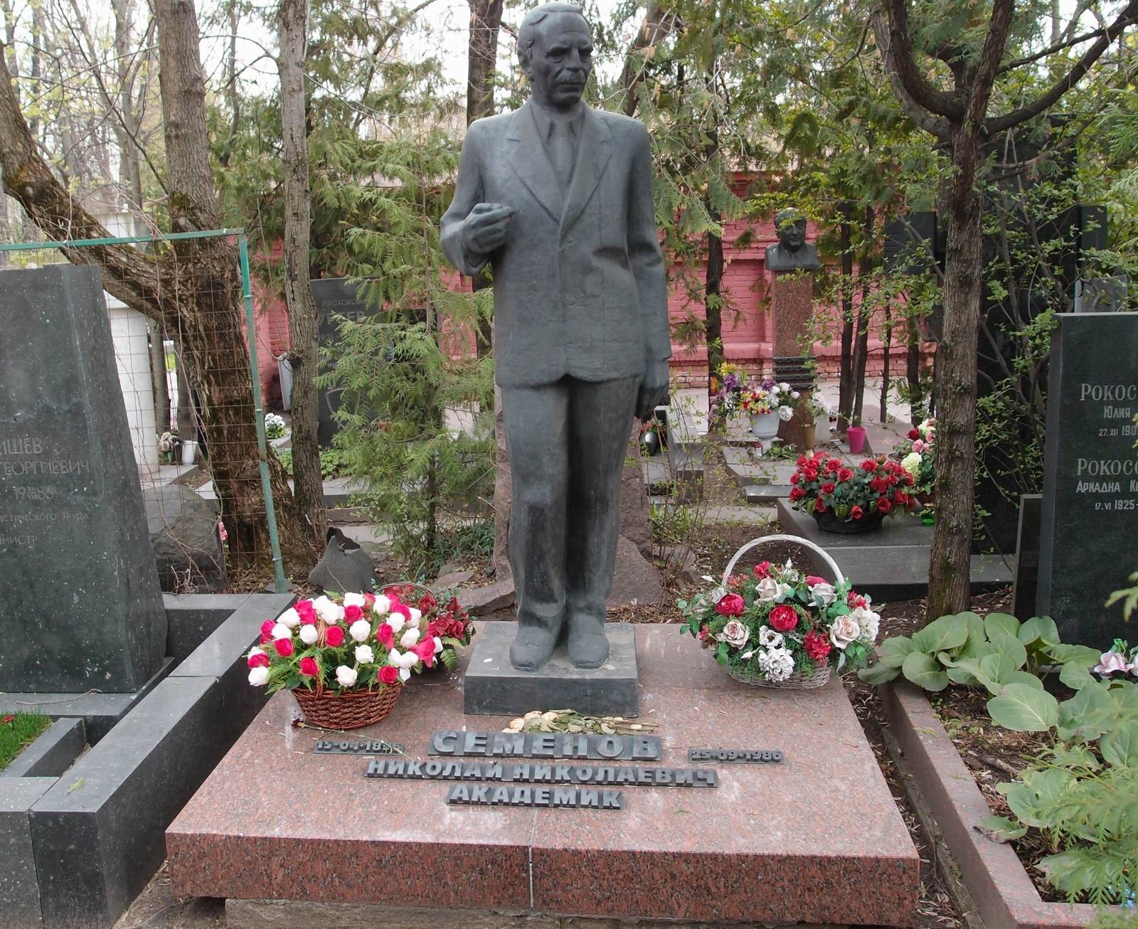 Памятник на могиле Семёнова Н.Н. (1896–1986), ск. В.Фёдоров, арх. М.Константинов, на Новодевичьем кладбище (10–4–3).
