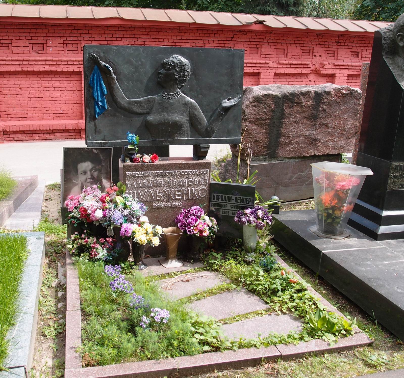 Памятник на могиле Шульженко К.И. (1906–1984), ск. И.Козловский, на Новодевичьем кладбище (10–2–8).