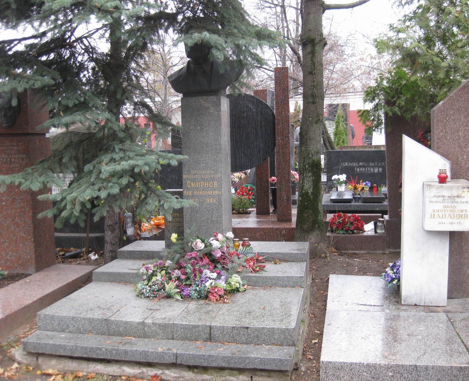 Памятник на могиле Смирнова Л.Н. (1911–1986), ск. М.Пушкин, арх. А.Шахов, на Новодевичьем кладбище (10–3–13).