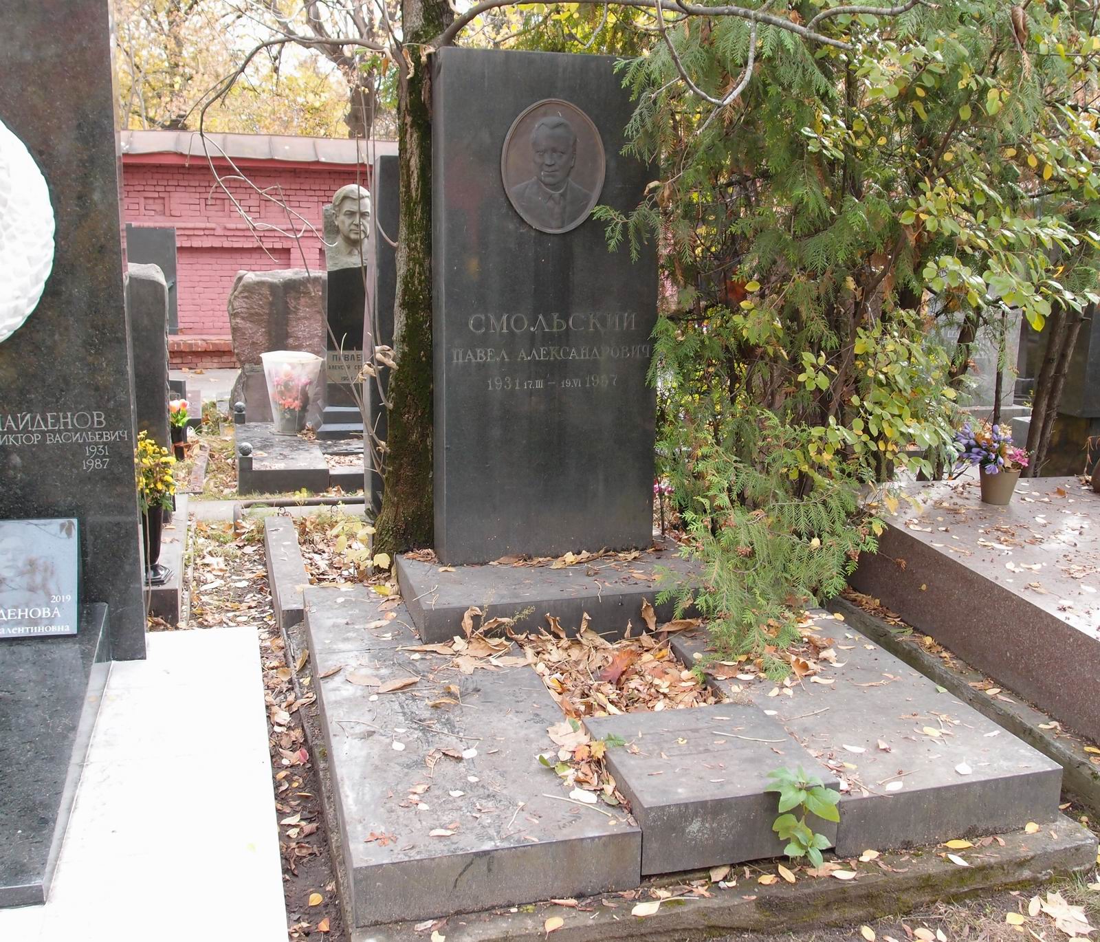 Памятник на могиле Смольского П.А. (1931–1987), ск. А.Усаченко, на Новодевичьем кладбище (10–4–9).