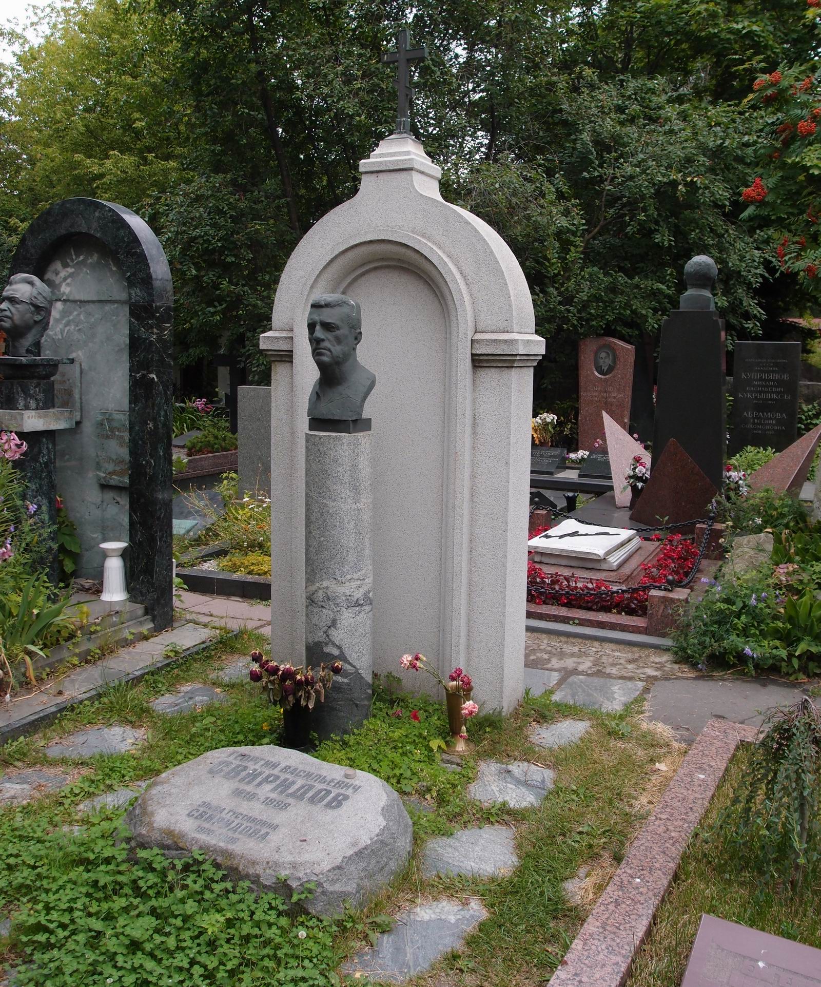 Памятник на могиле Свиридова Г.В. (1915–1998), ск. М.Аникушин, арх. Т.Садовский, на Новодевичьем кладбище (10–9–7). Нажмите левую кнопку мыши чтобы увидеть фрагмент памятника.
