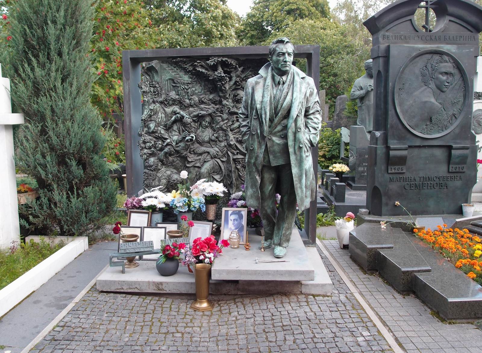 Памятник на могиле Тихонова В.В. (1928–2009), ск. А.Благовестнов, на Новодевичьем кладбище (10–10–5). Нажмите левую кнопку мыши чтобы увидеть фрагмент памятника.