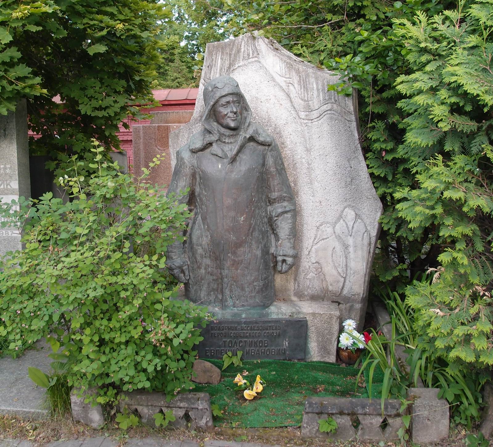 Памятник на могиле Толстикова Е.И. (1913–1987), ск. А.Казачек, на Новодевичьем кладбище (10–4–18).