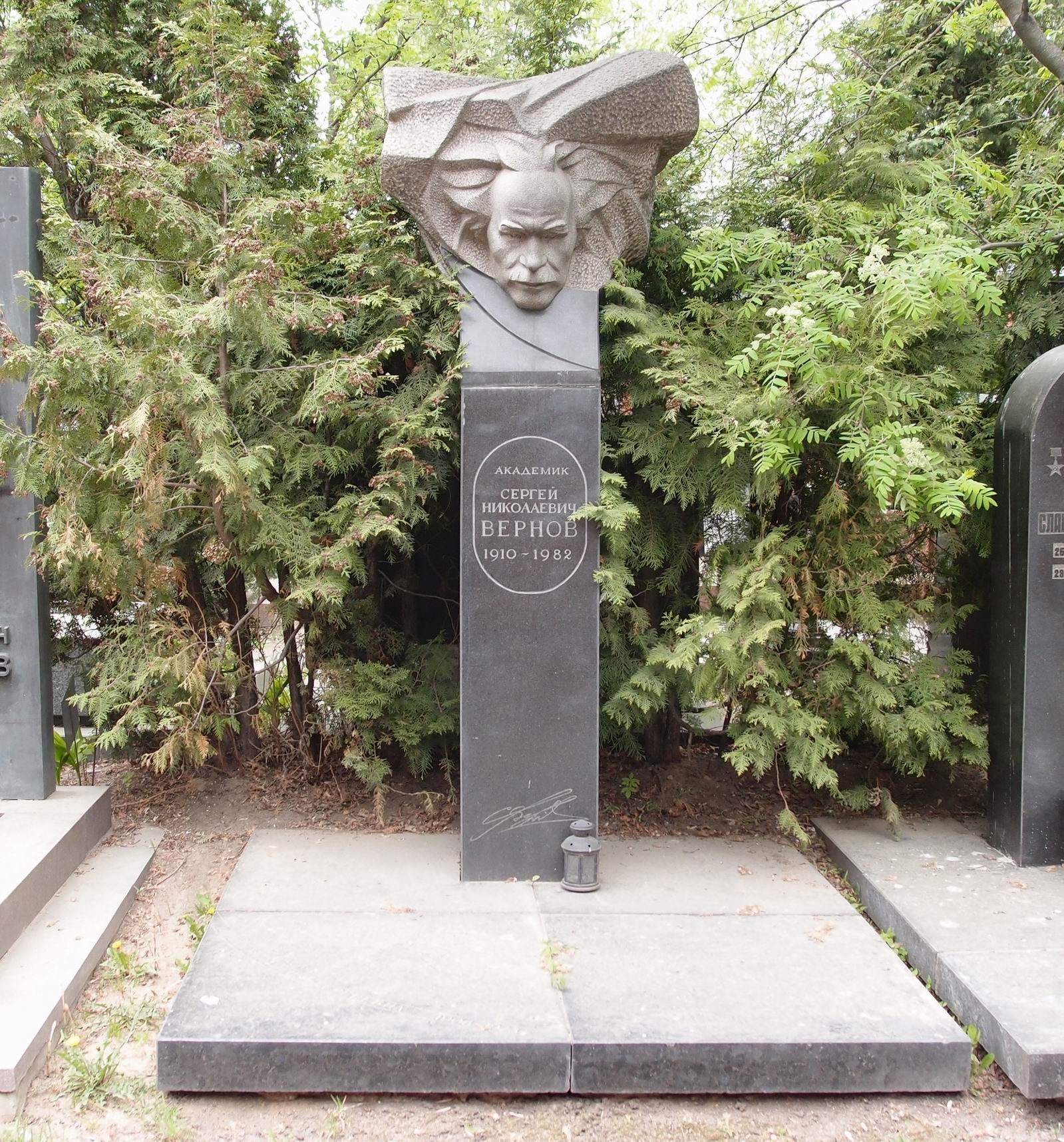 Памятник на могиле Вернова С.Н. (1910–1982), ск. Н.Скрынникова, арх. И.Студенкин, на Новодевичьем кладбище (10–1–6).