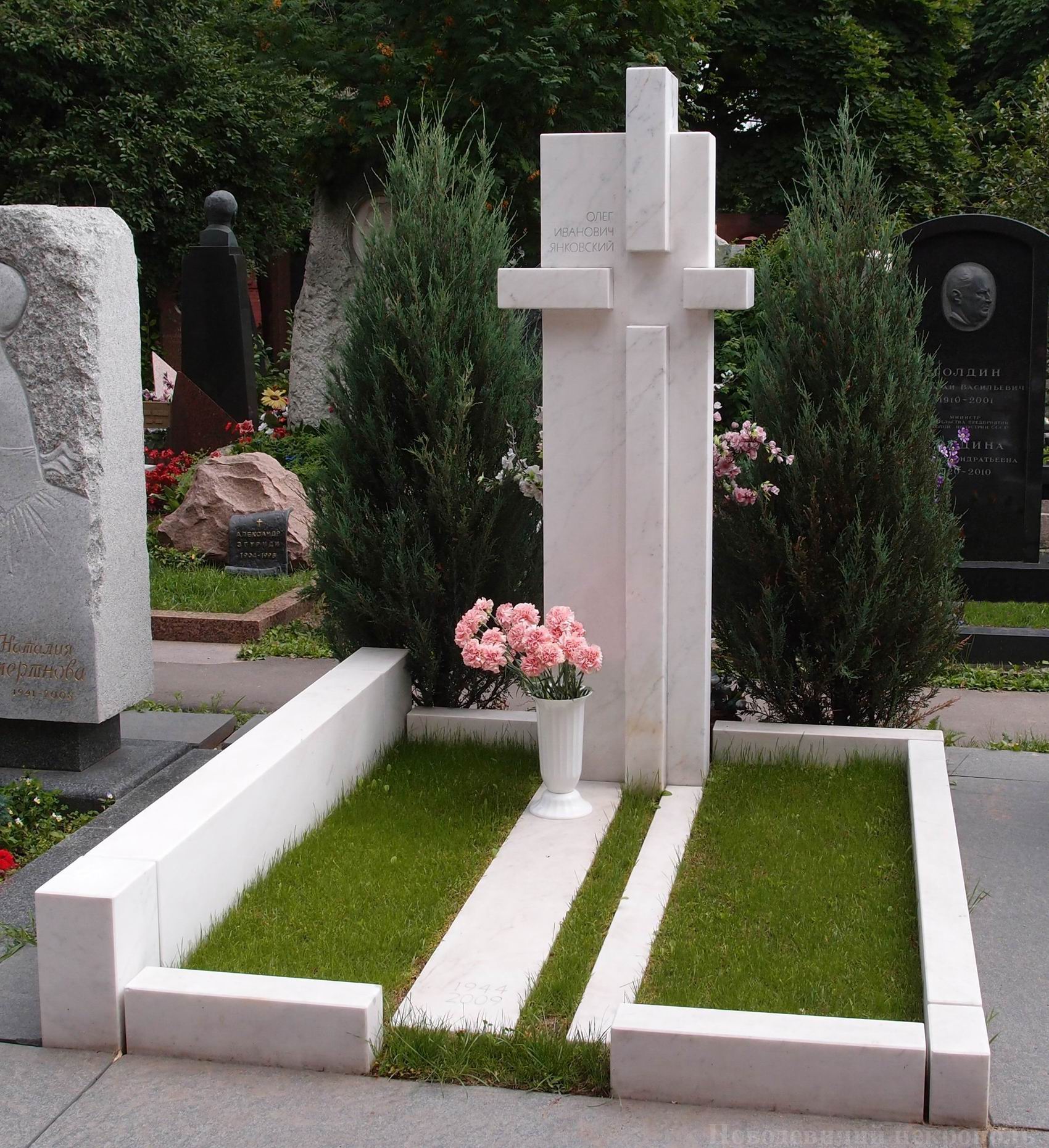 Памятник на могиле Янковского О.И. (1944–2009), на Новодевичьем кладбище (10–10–4).