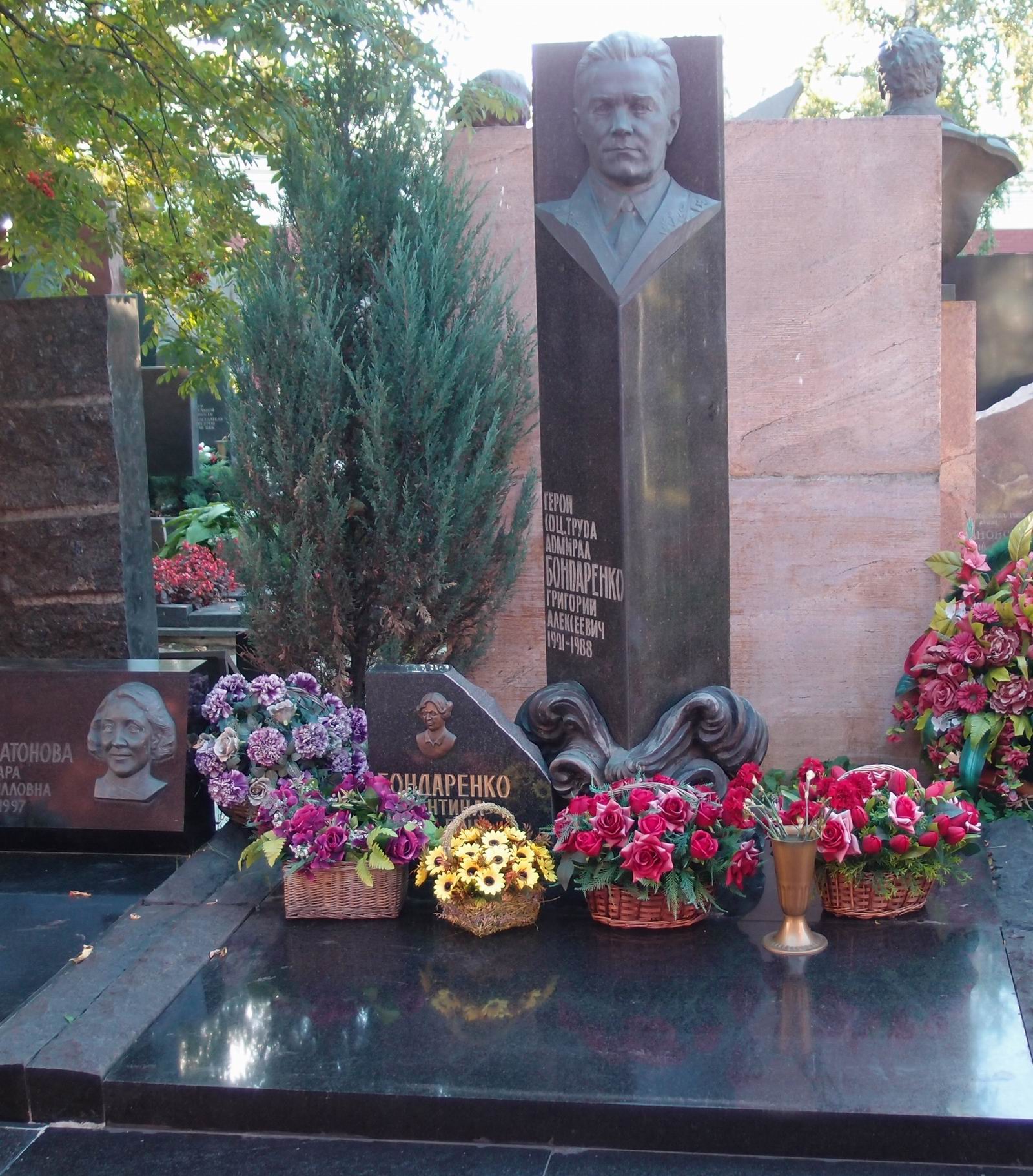 Памятник на могиле Бондаренко Г.А. (1921–1988), ск. А.Врубель, арх. Е.Ефремов, на Новодевичьем кладбище (11–1–3).