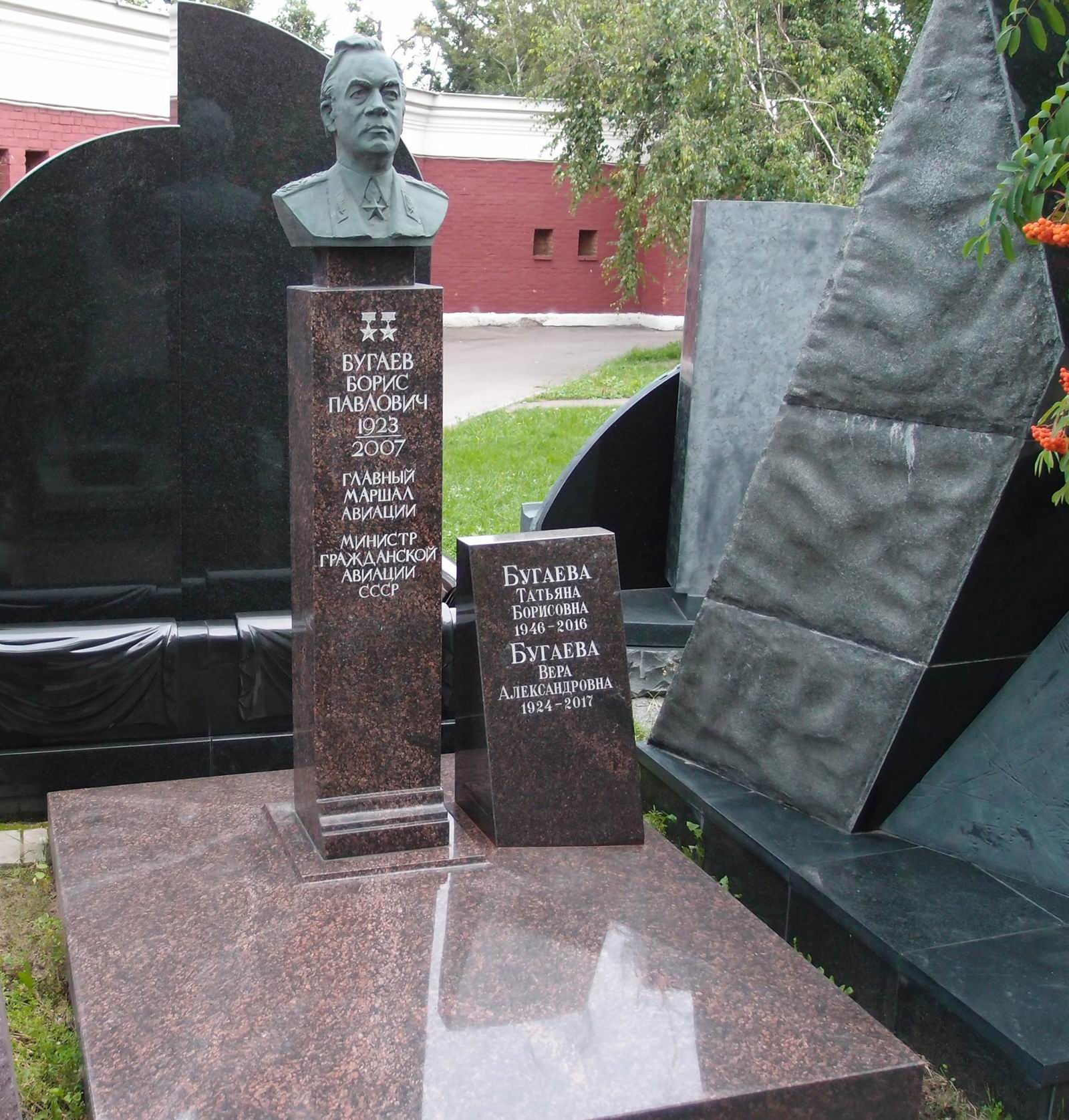 Памятник на могиле Бугаева Б.П. (1923–2007), ск. В.Цигаль, арх. В.Бухаев, на Новодевичьем кладбище (11–5–9). Нажмите левую кнопку мыши чтобы увидеть фрагмент памятника.