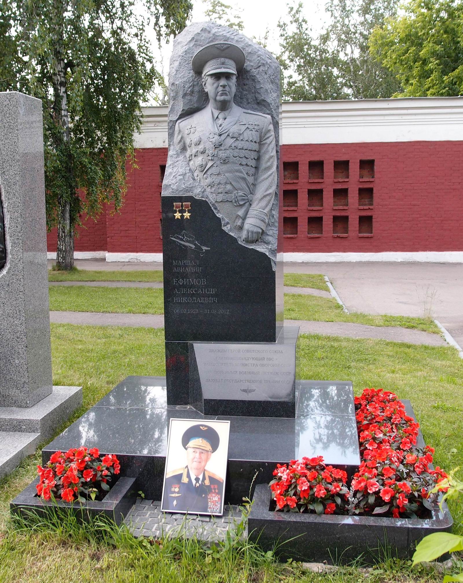 Памятник на могиле Ефимова А.Н. (1923–2012), ск. Я.Бородин, на Новодевичьем кладбище (11–7–1).