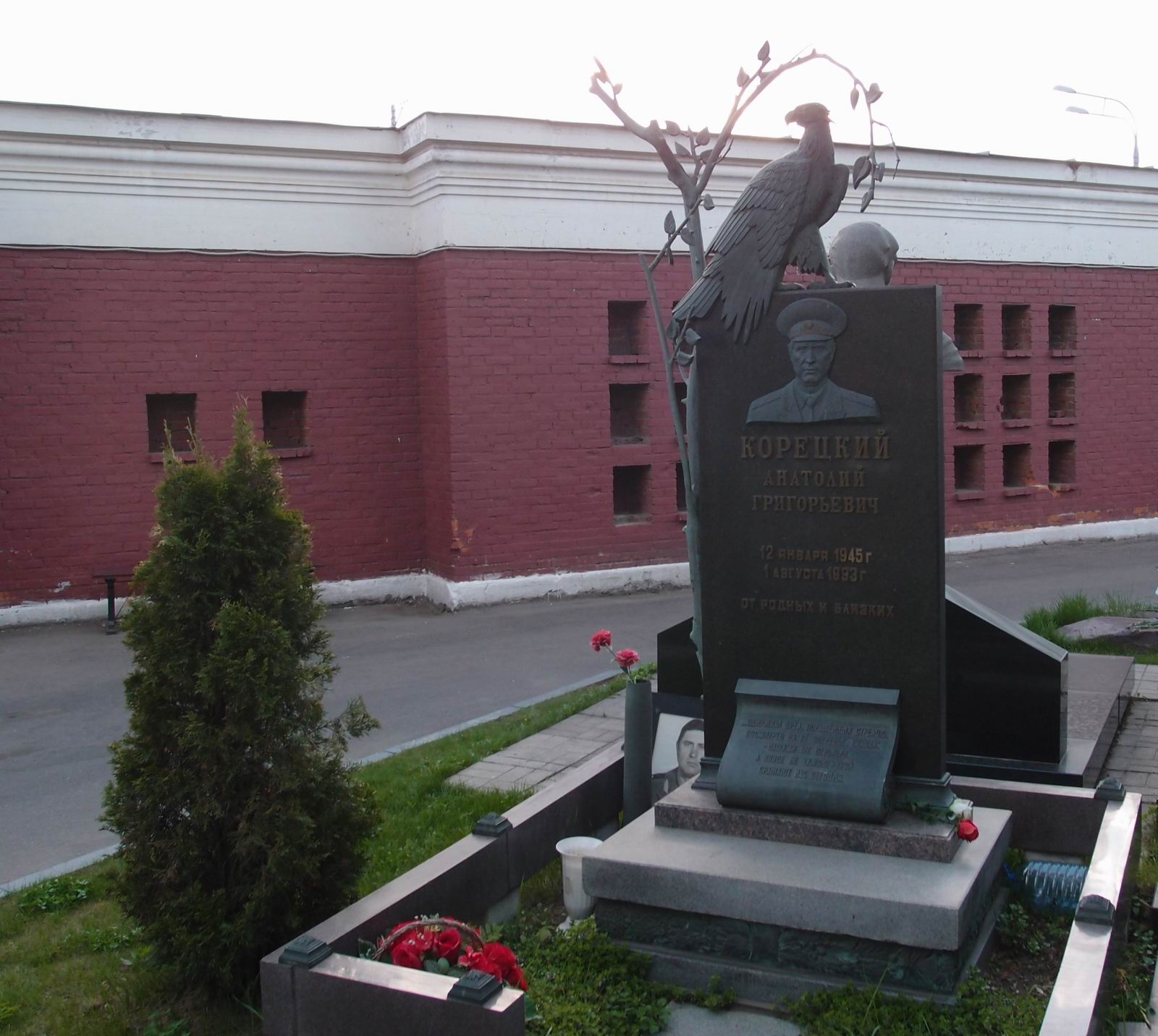 Памятник на могиле Корецкого А.Г. (1945–1993), на Новодевичьем кладбище (11–3–11).