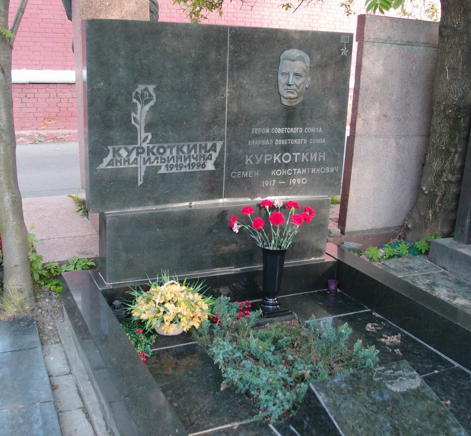 Памятник на могиле Куркоткина С.К. (1917–1990), ск. А.Газалиев, арх. Б.Шехура, на Новодевичьем кладбище (11–2–5).