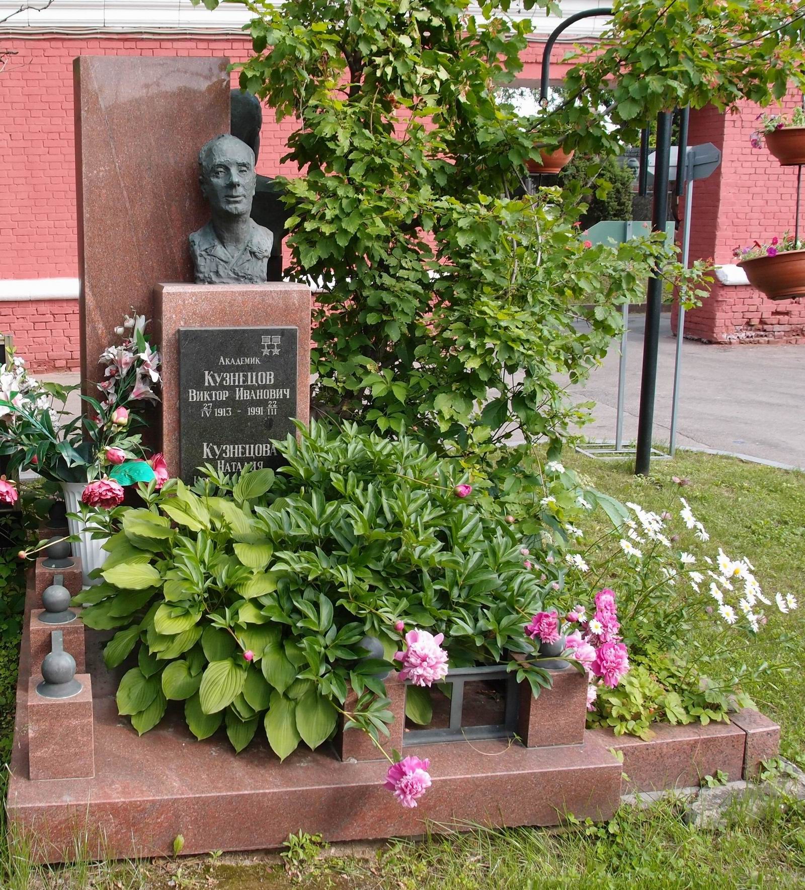 Памятник на могиле Кузнецова В.И. (1913–1991), ск. В.Лавинский, на Новодевичьем кладбище (11–2–10).
