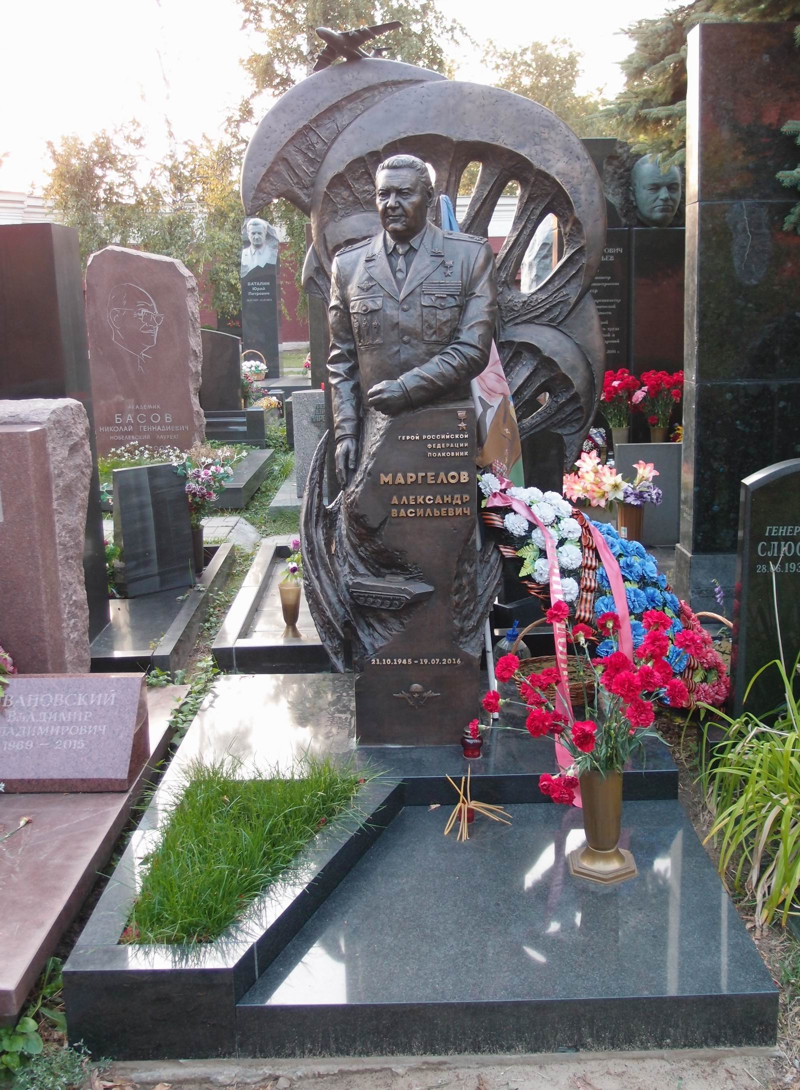 Памятник на могиле Маргелов А.В. (1945–2016), на Новодевичьем кладбище (11–3–2). Нажмите левую кнопку мыши чтобы увидеть фрагмент памятника.