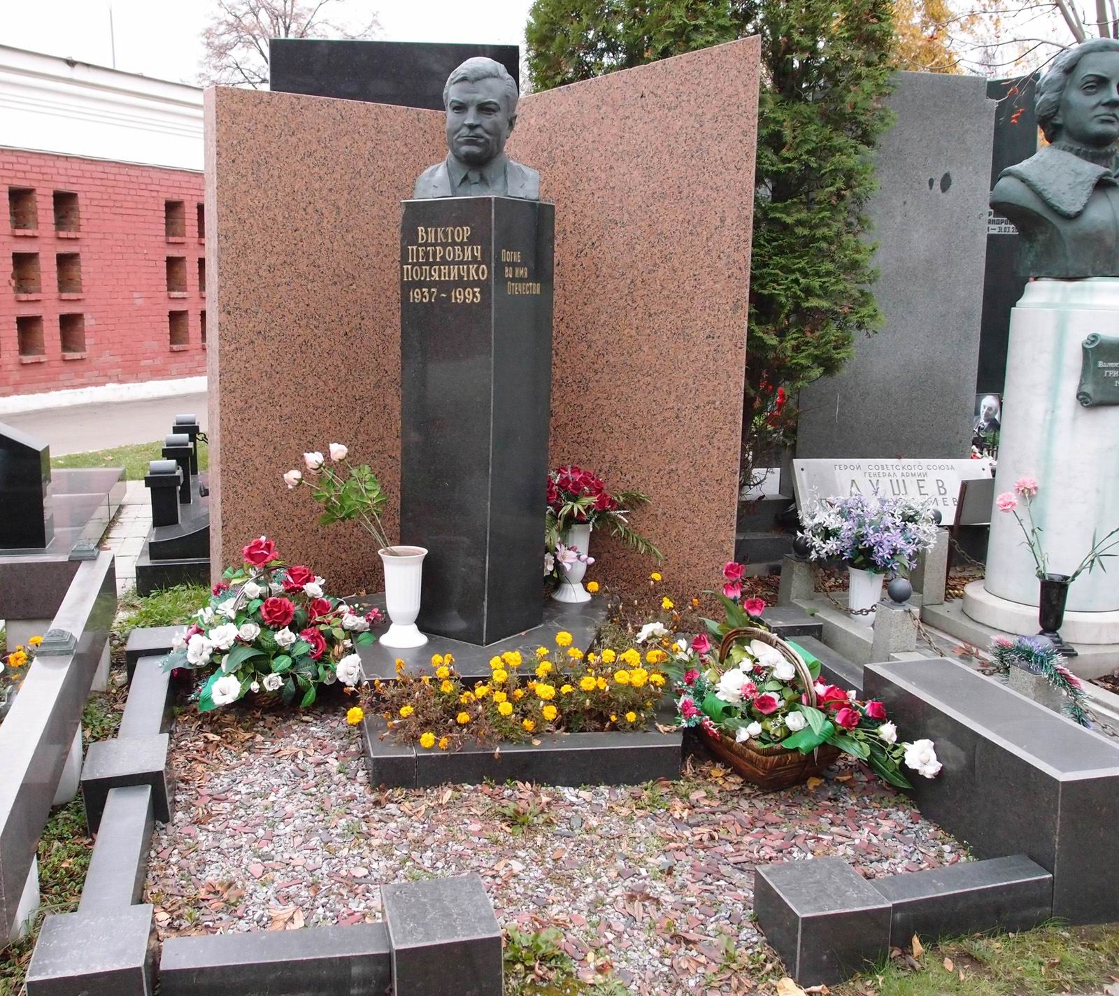 Памятник на могиле Поляничко В.П. (1937–1993), ск. Н.Петина, на Новодевичьем кладбище (11–3–10).