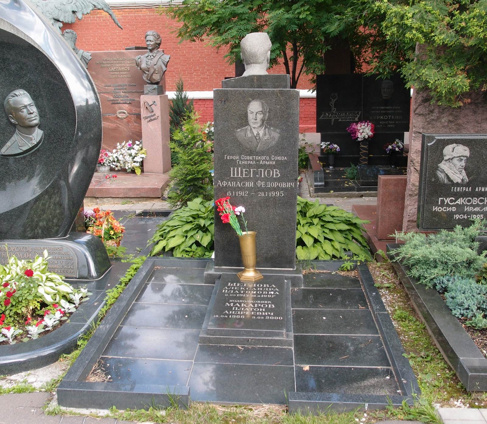 Памятник на могиле Щеглова А.Ф. (1912–1995), на Новодевичьем кладбище (11–4–5).