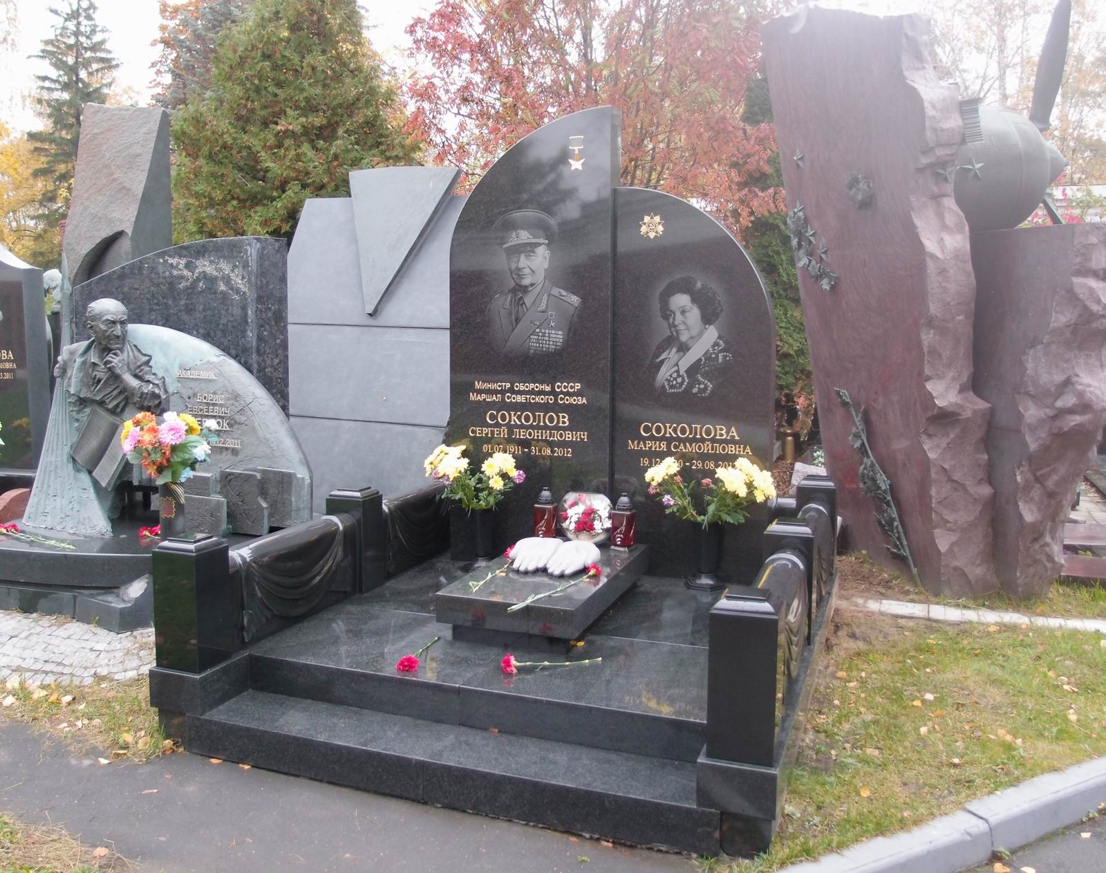 Памятник на могиле Соколова С.Л. (1911–2012), на Новодевичьем кладбище (11–6–8).