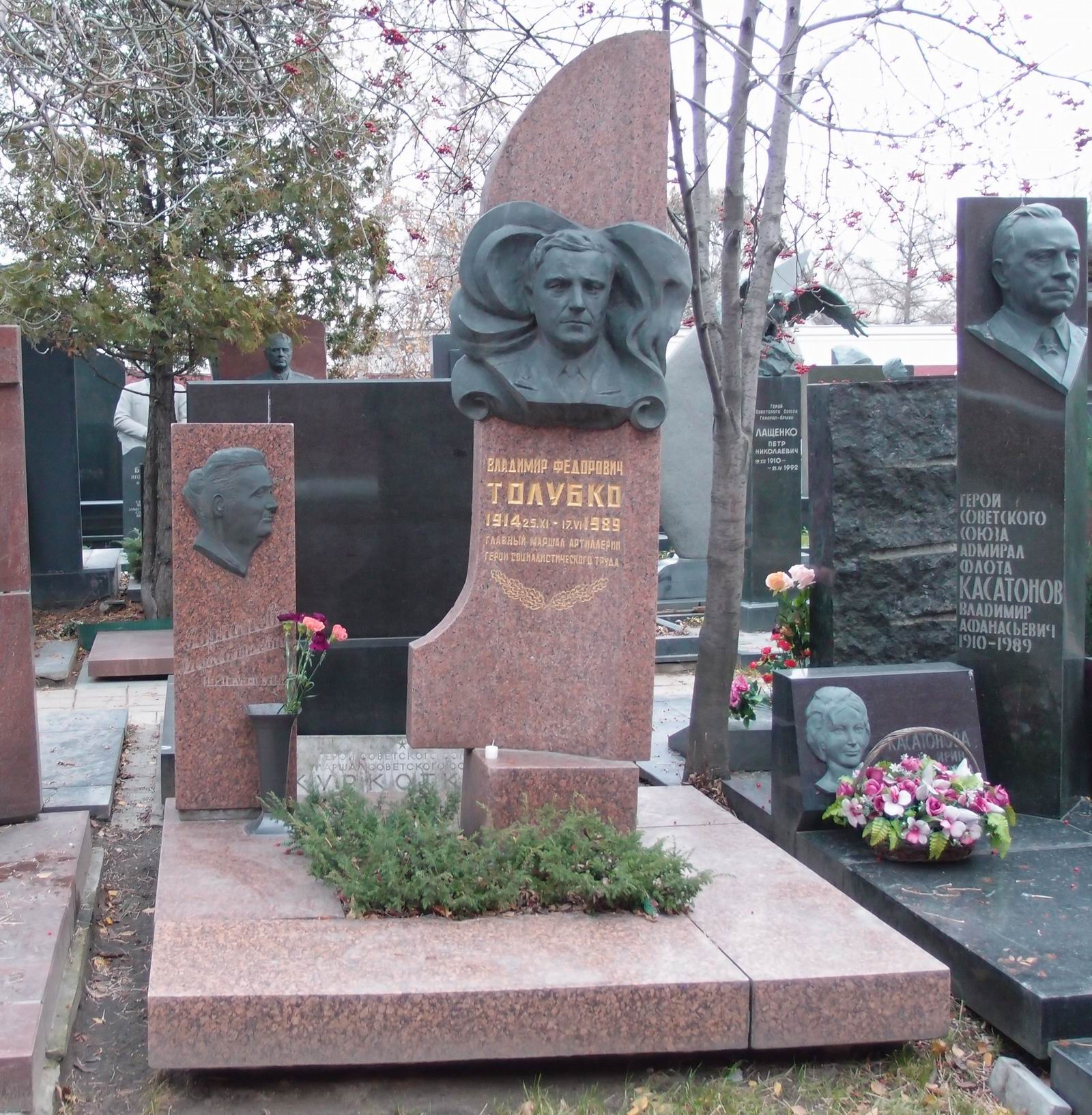 Памятник на могиле Толубко В.Ф. (1914–1989), ск. А.Хижняк, на Новодевичьем кладбище (11–1–5).