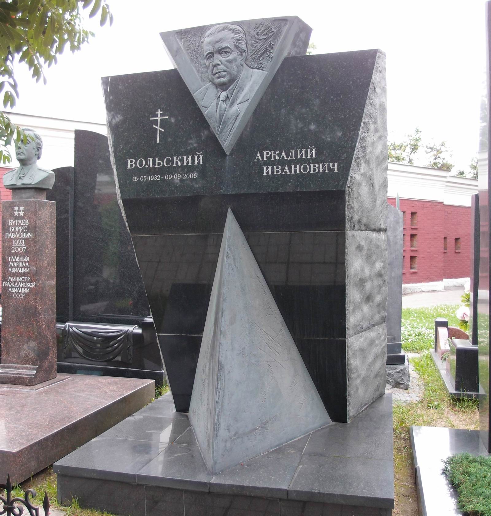 Памятник на могиле Вольского А.И. (1932–2006), ск. А.Рукавишников, арх. Р.Нарский, на Новодевичьем кладбище (11–5–8).